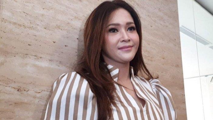 Momen Anak-anak Mulan Jameela Cium Tangan Maia Estianty di Siraman Al Ghazali