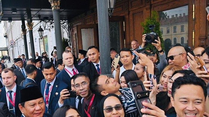 Sebelum Masuk Hotel, Presiden Prabowo Sapa dan Swafoto dengan WNI di Rusia