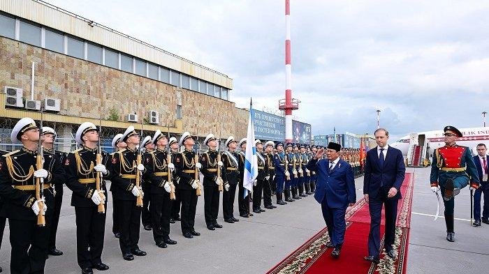 Prabowo Disambut Upacara Militer Begitu Tiba di Rusia