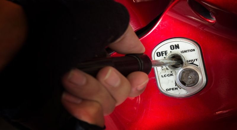 Tepergok Jamaah Masjid, Maling Motor di Cileungsi Tabrak Warga hingga Lepaskan Tembakan