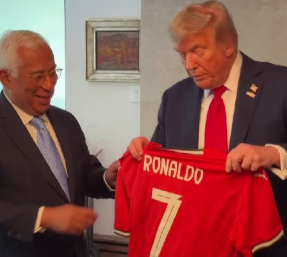 Diplomasi Unik Cristiano Ronaldo: Kirim Jersey untuk Donald Trump di Tengah Krisis Israel-Iran
