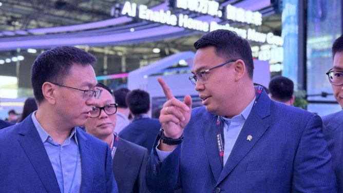 Wamenkomdigi Berbagi Pengalaman Transformasi Digital di MWC 2025