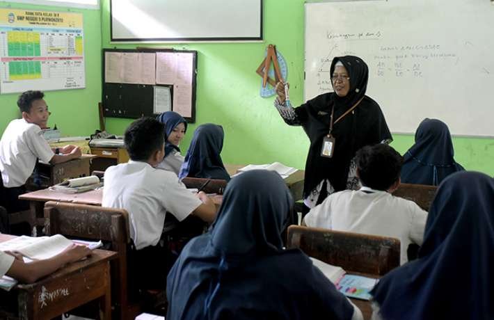 Sekolah Bisa Manfaatkan Dana BOS untuk Pelatihan Coding dan AI Bagi Guru