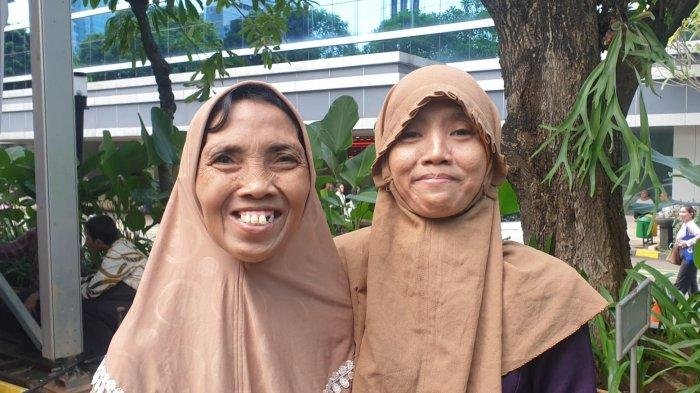 Ditemani Sang Ibu, Riani Berebut Lowongan Kerja di Usia yang Tak Lagi Muda