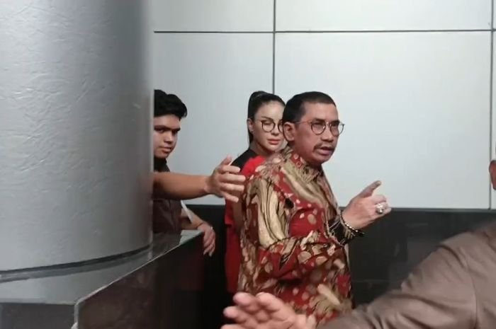Nikita Mirzani Ditahan di Rutan Pondok Bambu, Pasang Muka Masam saat Kenakan Rompi Tahanan