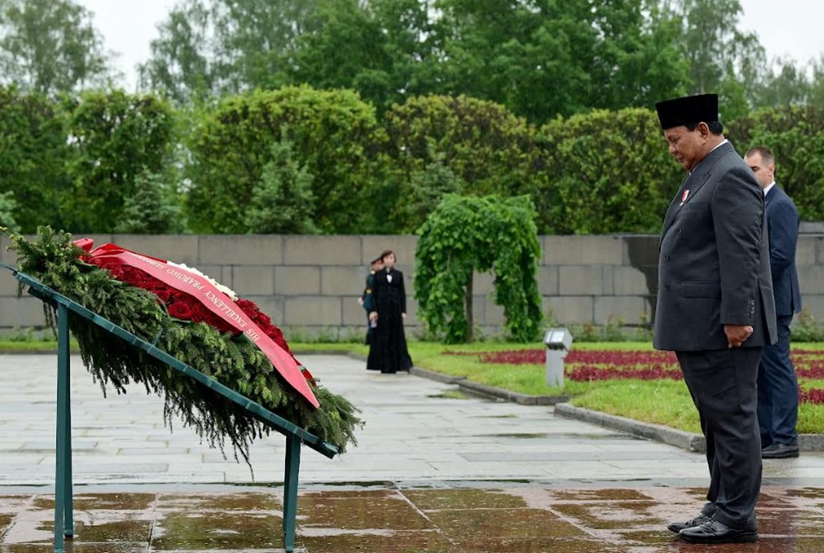 Prabowo Letakkan Karangan Bunga di Piskaryovskoye Memorial, Hormati Jutaan Korban Perang Dunia II