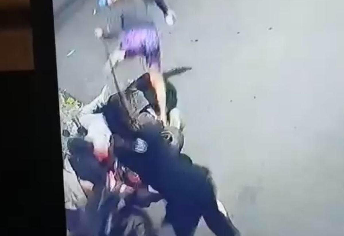 Terekam CCTV, Pemotor Dibacok di Radio Dalam Jaksel