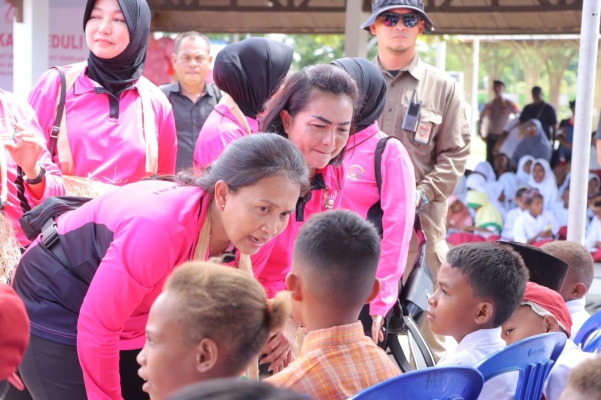Ketum Bhayangkari Sambangi Sorong Papua Barat Daya, Salurkan Bansos ke Masyarakat