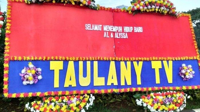 Karangan Bunga Nyeleneh dari Andre Taulany Muncul di Lokasi Ngunduh Mantu