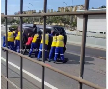 Supercar Ferrari Purosangue Terguling dari Towing di Tol JOR, Intip Spesifikasinya