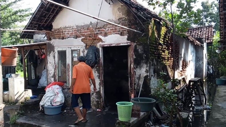 Kisah Pilu Pria Paruh Baya di Sidoarjo, Hidup Sebatang Kara di Rumah Tak Layak Huni