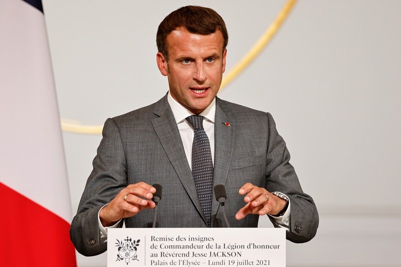 Macron Dorong Pembatasan Medsos untuk Anak-Anak Pasca Penusukan di Sekolah Prancis