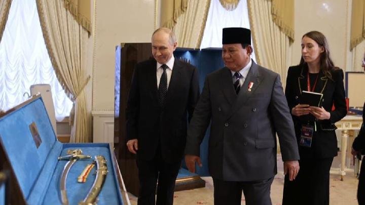 Prabowo Berikan Patung Berlambang Garuda dan Keris Bali kepada Putin