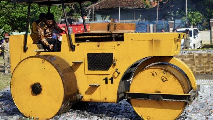 Bea Cukai Probolinggo Musnahkan Puluhan Ribu Botol Miras Ilegal