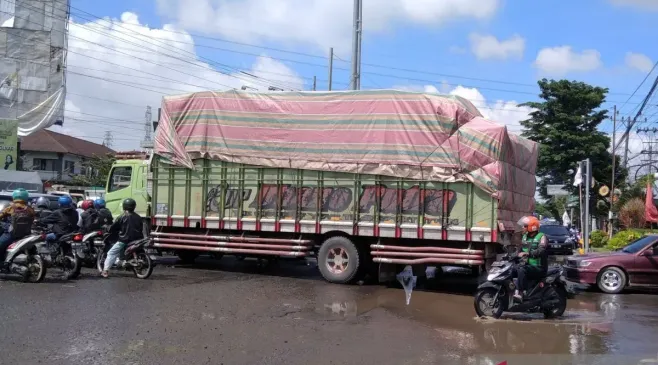 Apa Itu Truk ODOL? Pengertian, Regulasi, Bahaya, dan Sanksi Hukumnya di Indonesia