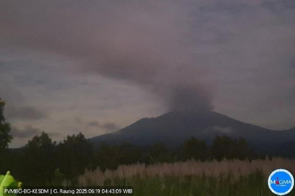 Gunung Raung Kembali Erupsi Luncurkan Kolom Abu Setinggi 2.000 Meter, Status Waspada