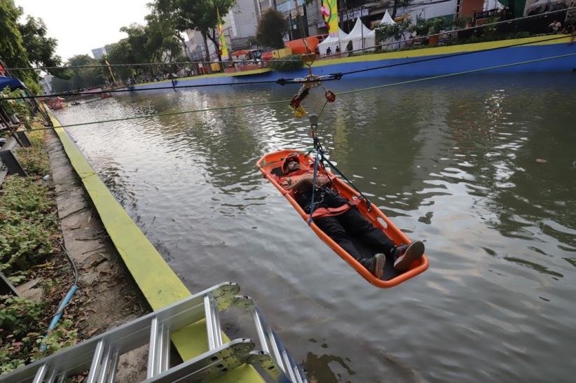 Operasi Penyelamatan di Aliran Sungai Ciliwung