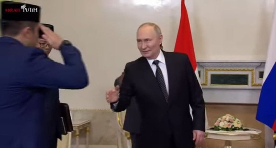 Seskab Teddy Dampingi Presiden Prabowo, Beri Hormat ke Vladimir Putin