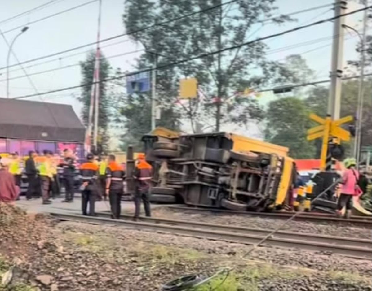 Breaking News! KRL Tabrak Truk di Lintasan Stasiun Tangerang-Batu Ceper