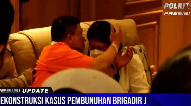 Rekonstruksi Brigadir Yosua: Dengan Tangan Diborgol Ferdy Sambo Peluk Putri Candrawati