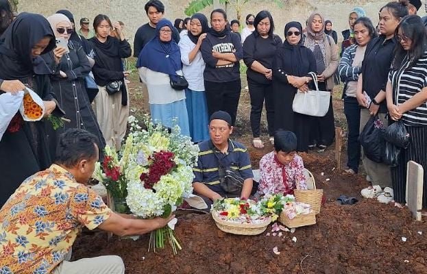 Isak Tangis Keluarga Iringi Pemakaman Desainer Hengki Kawilarang di Bandung 