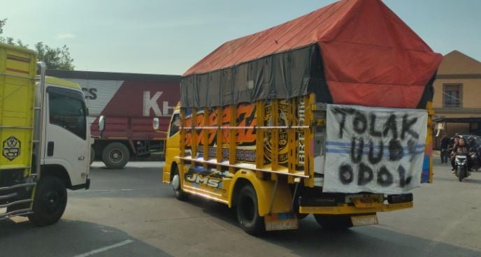 Tolak Aturan ODOL, Sopir Truk Blokade Pintu Tol Palimanan Cirebon