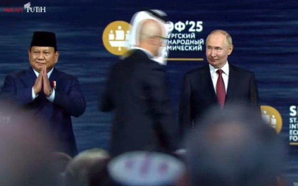 Tepuk Tangan Meriah Warnai Forum Ekonomi Rusia 2025 saat Prabowo-Putin Satu Panggung