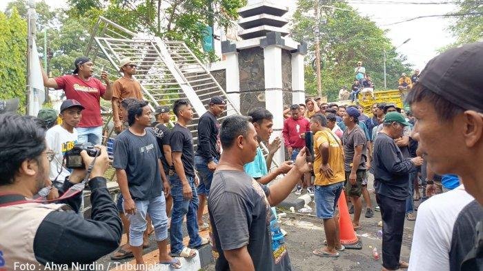 Ratusan Sopir Truk Unjuk Rasa di Subang, Gerbang Pemkab Roboh usai Didobrak Pendemo