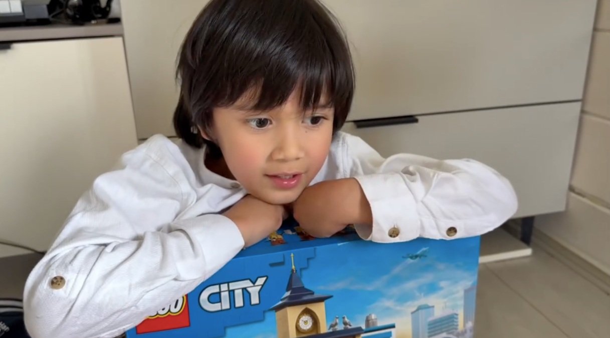 Saat Prabowo Hadiahi Anak Diaspora di Rusia di Tengah Jadwal yang Padat