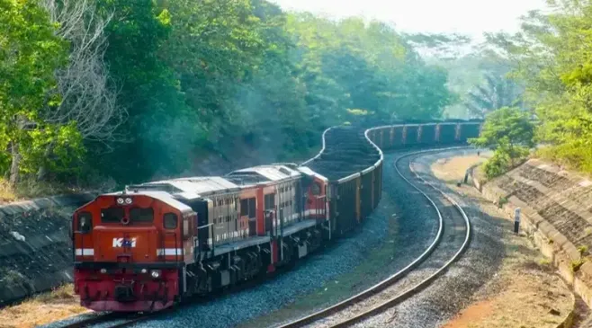 Viral WNA Menyelinap Naik Kereta Batubara, KAI Tegaskan Pelanggaran Aturan