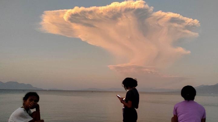 Erupsi Gunung Lewotobi Jumat Malam Disertai Suara Gemuruh Besar