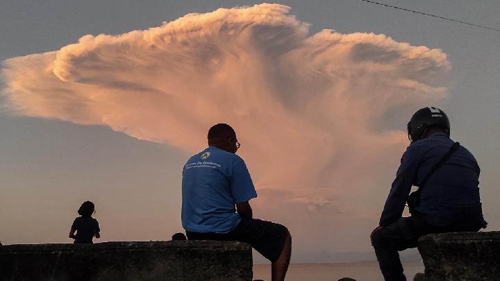Badan Geologi: Letusan Gunung Lewotobi Bongkar Bagian Utara Kawah