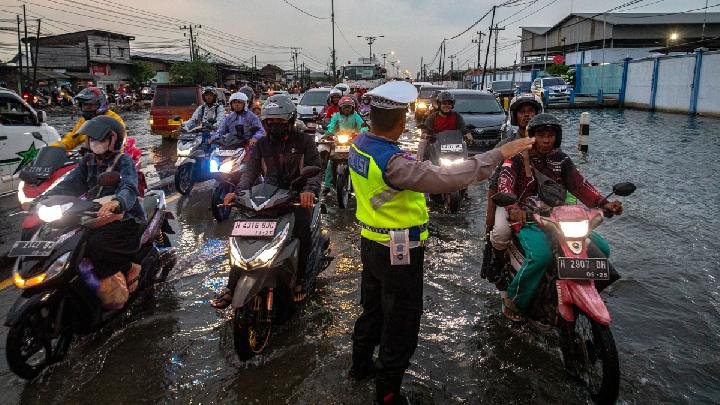Banjir Rob Masih Rendam Jalur Pantura Semarang-Demak, Picu Macet Panjang