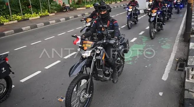Upaya Sahkan RUU TNI: Gerbang Dirantai, Mobil Taktis Disiagakan, hingga Ribuan Polisi dan TNI Dikerahkan