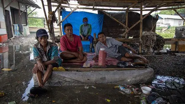 Warga kampung kota di utara Jakarta mencari pantai, sekaligus keadilan