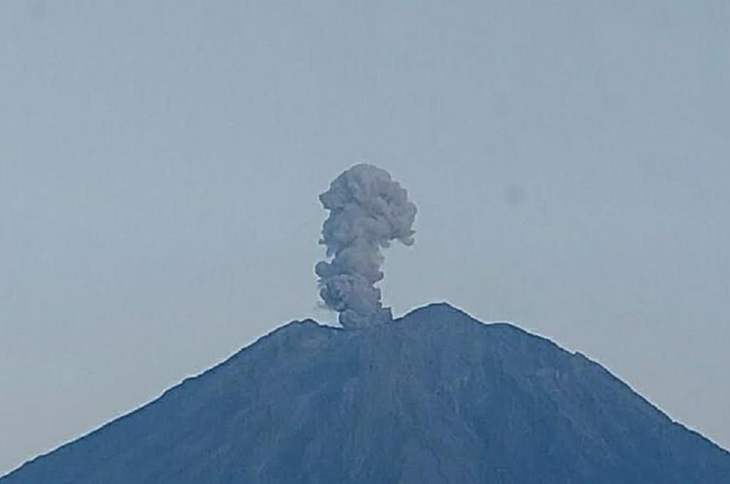 Gunung Semeru Erupsi 5 Kali, Semburkan Abu Setinggi 1,2 Km dari Puncak