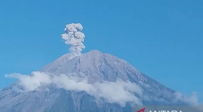 Gunung Semeru Erupsi Dengan Tinggi Letusan 1.100 Meter Di Atas Puncak Pada Kamis Pagi