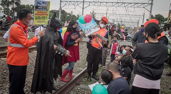 KAI Menyampaikan Larangan Ngabuburit di Jalur Kereta Api Selama Ramadhan