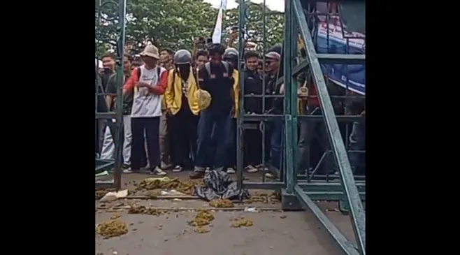 Demo #IndonesiaGelap di Semarang, Massa Lempar Kotoran Sapi ke Gedung DPRD Jawa Tengah