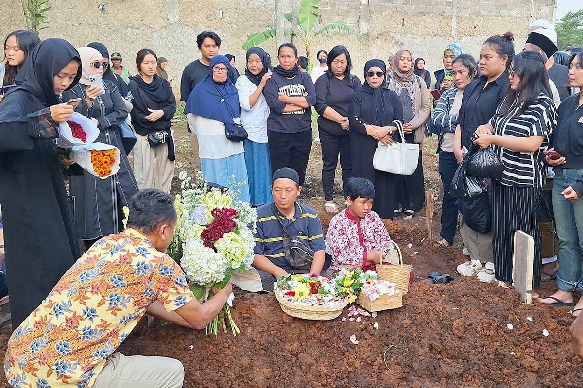 Isak Tangis Keluarga Iringi Pemakaman Hengki Kawilarang
