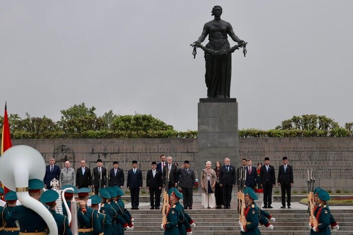 Presiden Prabowo Heningkan Cipta di Pemakaman Pahlawan Rusia di Tengah Gerimis