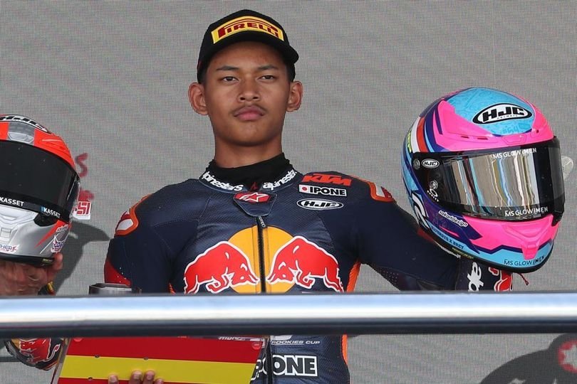 18 Rider Sengit Sejak Start, Veda Ega Pratama Lega Rebut Kemenangan Perdana di Race 1 Red Bull Rookies Cup Italia 2025