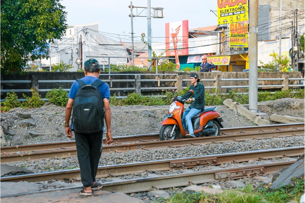 Viral Pemotor Terobos Palang Pintu Nyaris Tertabrak Kereta di Dekat Stasiun Kramat