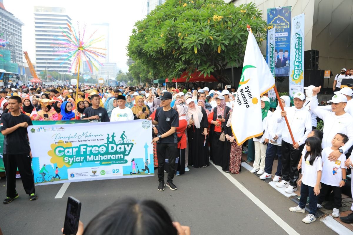 Gencarkan Penghijauan, Menag Bagikan Bibit Pohon di CFD Syiar Muharam 1447 H