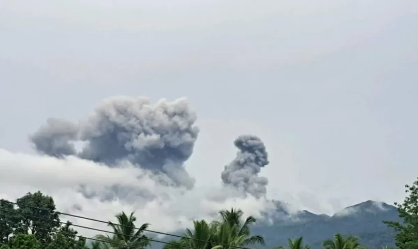 Gunung Dukono Erupsi Muntahkan Abu Vulkanik Setinggi 1.100 Meter
