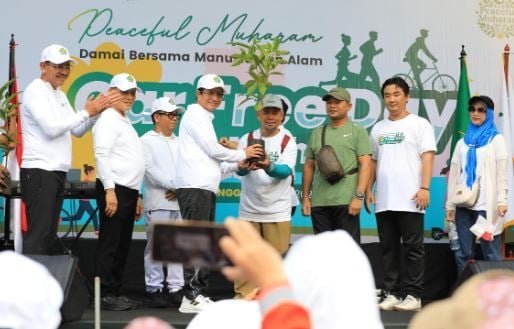 Peaceful Muharam 1447 H, Menag Nasaruddin Bagikan Bibit Pohon di CFD Jakarta