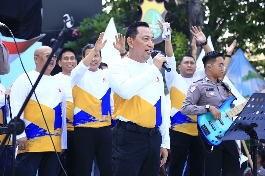 Momen Kapolri Bawakan Lagu God Bless dan Bon Jovi di CFD Jakarta