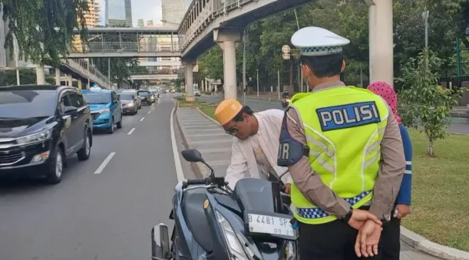 DPR Dukung Tilang Manual Diaktifkan Lagi, Polisi yang Pungli Langsung Pecat