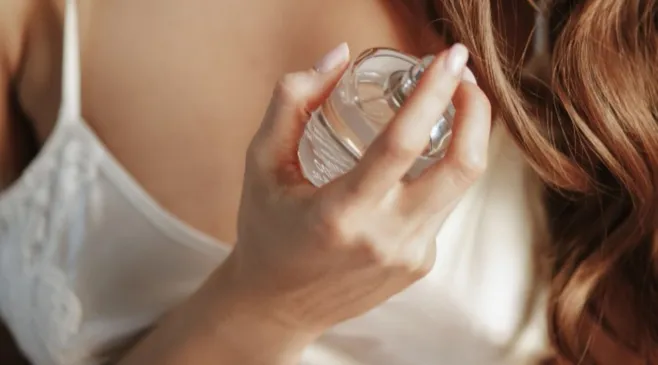 6 Notes Parfum yang Cocok untuk Cuaca Panas dan Tips Agar Wanginya Awet