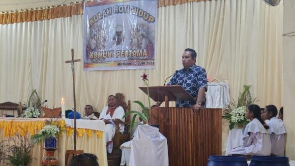 Bupati TTU Hadiri Misa Komuni Pertama di Gereja St. Petrus Kanisius Manufui, Simak Pesan Penting